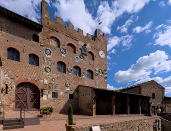 Palazzo Pretori, à droite chiesa dei Santi Tommaso e Prospero