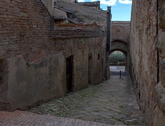 Ruelle et porte d'accès à la vieille ville